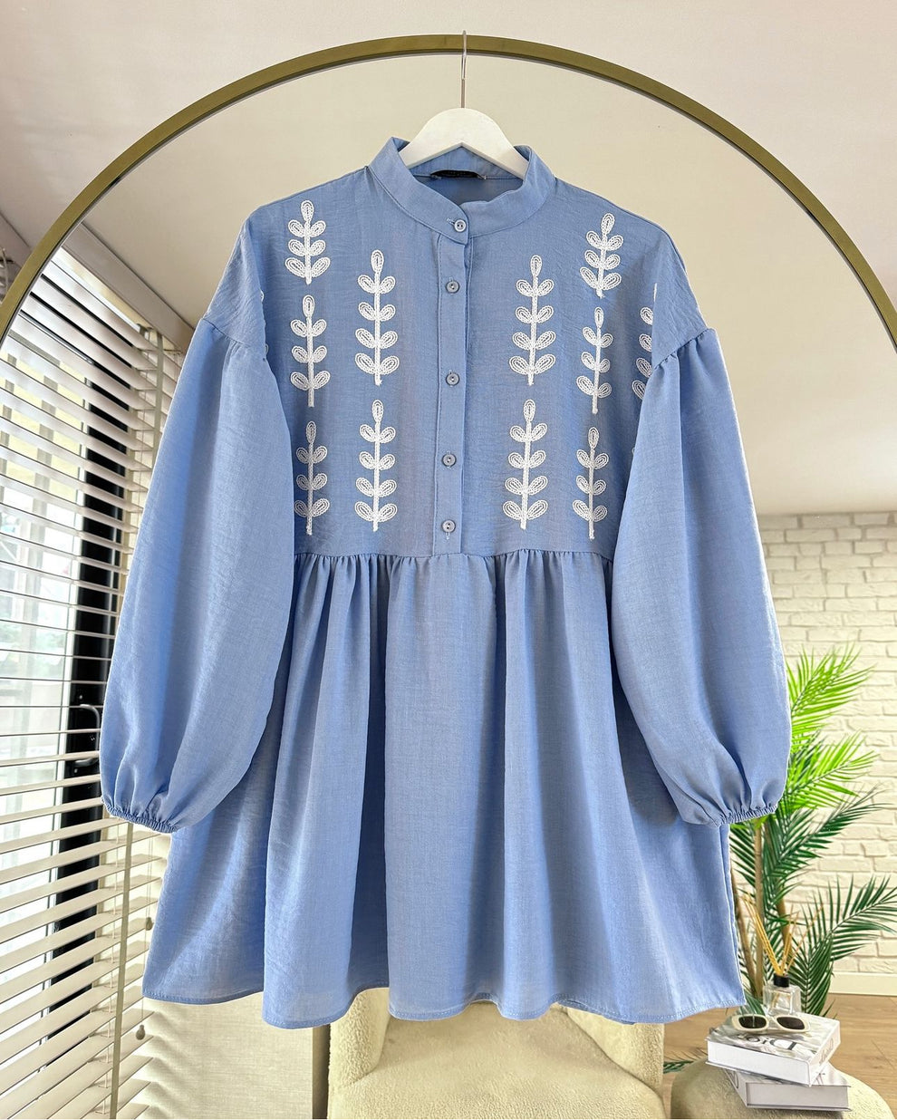 Leaf Embrodered Long Top